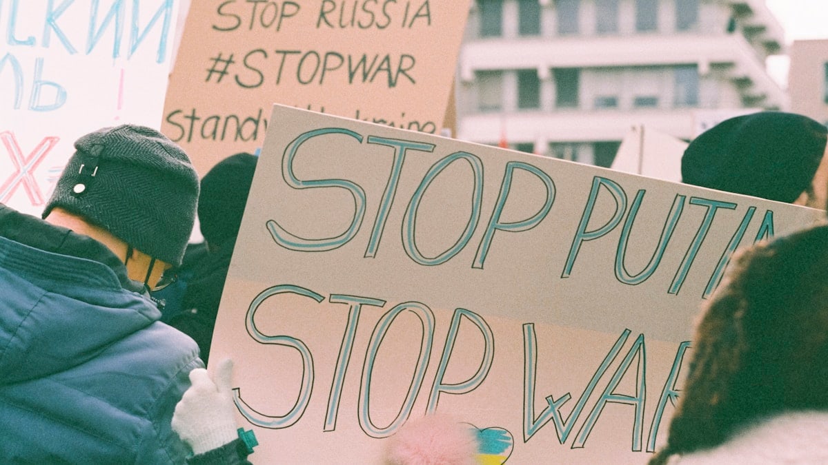 Demonstration against the war of aggression Russia against Ukraine. Leica M6 (1987), Summarit-M 2.5 75mm(2007). Hi-Res analog scan by www.urbanfilmlab.com – Konica VX 200 (expired)